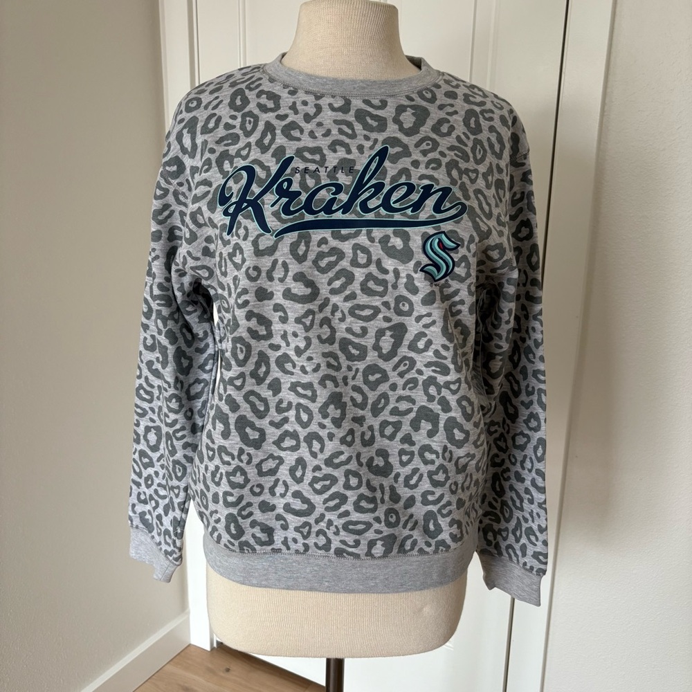 Seattle Kraken Gray Leopard Print Sweatshirt Women’s Small + Kraken Beanie